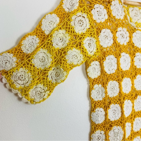 Vintage yellow and white floral crochet open weave short sleeve pullover top. S - Picture 2 of 5